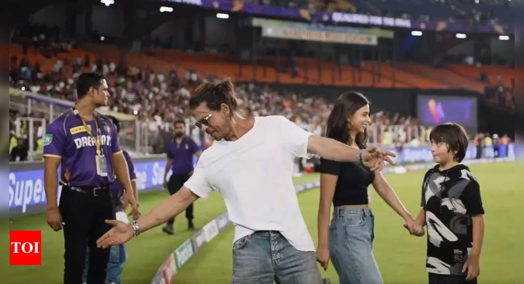 Watch: Suhana and AbRam’s unmissable reaction after dad Shah Rukh Khan’s signature pose to celebrate KKR’s entry into IPL final | Cricket News