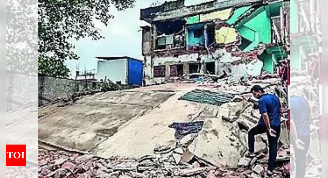 3 dead, 4 injured as building collapses near Deoghar shrine | India News – Times of India