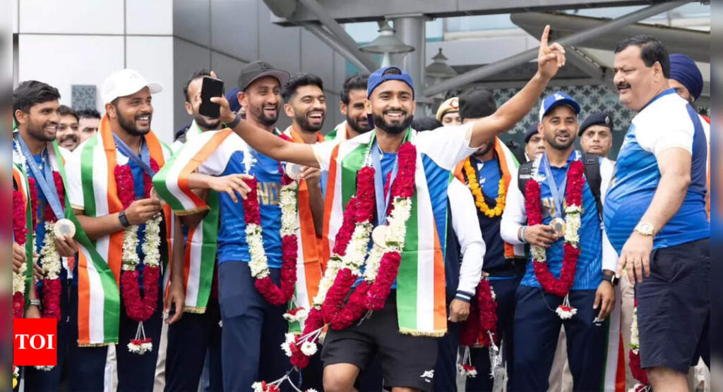 Watch: Pilot welcomes India’s Olympic bronze medal-winning hockey team aboard, fans greet players back home from Paris with beats of ‘dhol’ | Paris Olympics 2024 News – Times of India