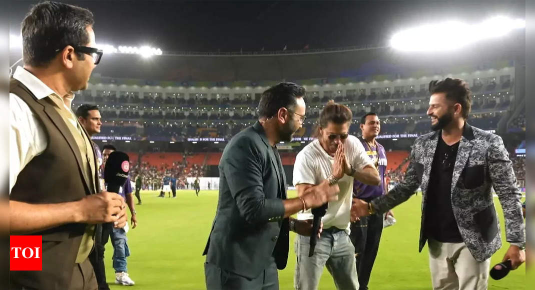 Shah Rukh Khan inadvertently interrupts Suresh Raina, Akaash Chopra during broadcast while taking lap of honour | Cricket News