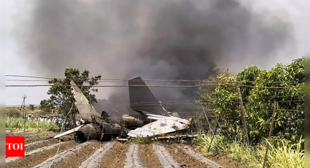 IAF's Sukhoi aircraft crashes in Nashik; pilots eject safely | India News - Times of India