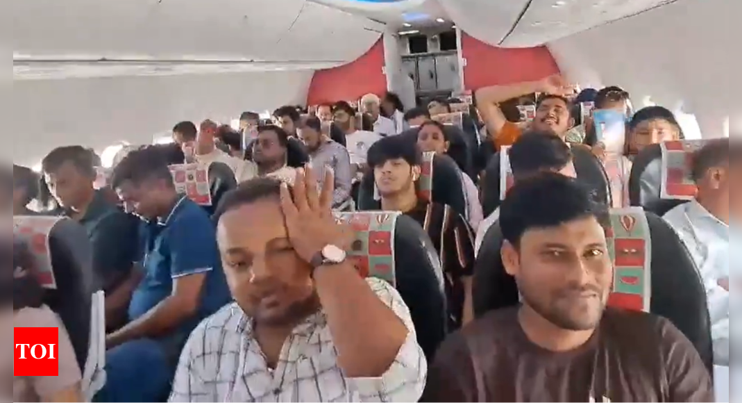 Watch: SpiceJet passengers made to wait inside aircraft for over an hour amid heatwave | India News – Times of India