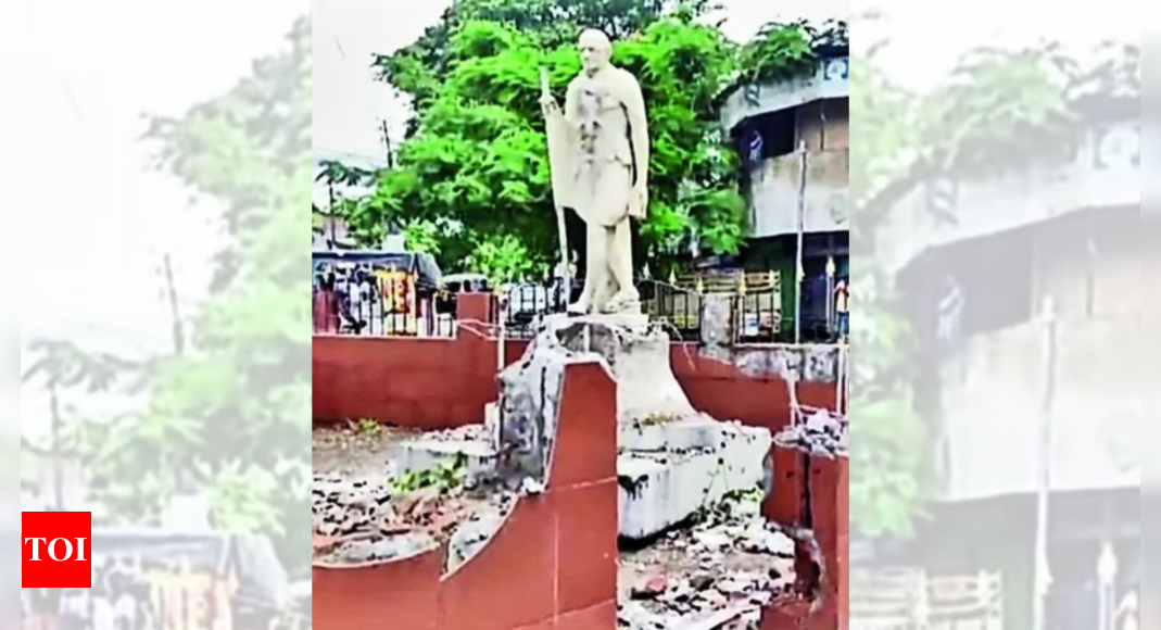 Gandhi statue uprooted to make way for clock tower | India News - Times of India