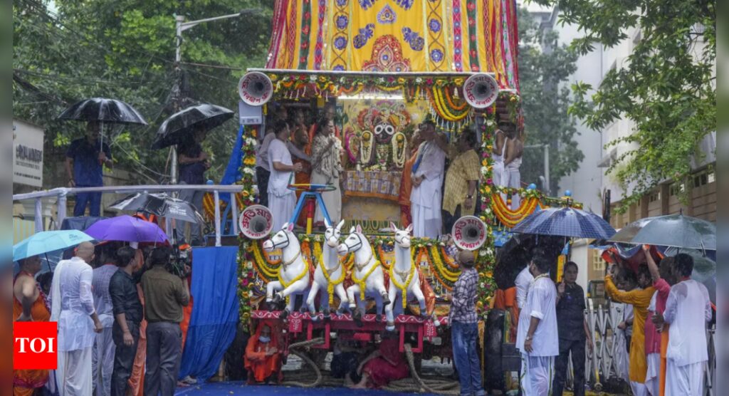 Mamata pulls ropes of chariot at ISKCON Rath Yatra in Kolkata | India News – Times of India