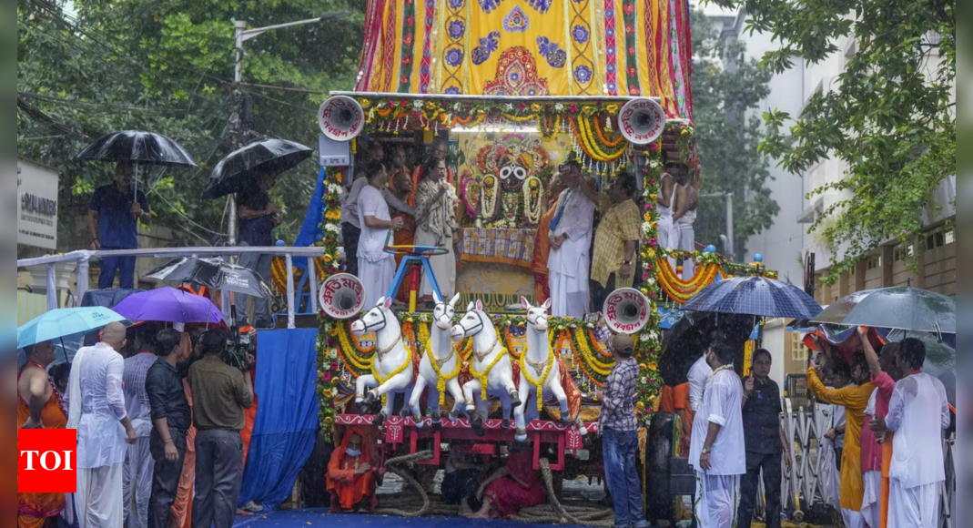 Mamata pulls ropes of chariot at ISKCON Rath Yatra in Kolkata | India News – Times of India