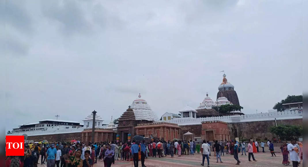 Ratna Bhandar opening: Curious devotees throng Puri Jagannath Temple | India News - Times of India