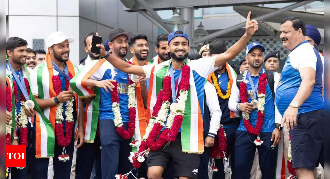 Watch: Pilot welcomes India's Olympic bronze medal-winning hockey team aboard, fans greet players back home from Paris with beats of 'dhol' | Paris Olympics 2024 News - Times of India